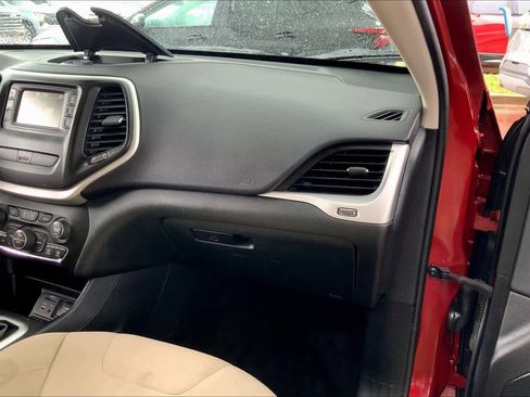 Used 2015 Jeep Cherokee Latitude w/ Comfort/Convenience Group FWD image 19