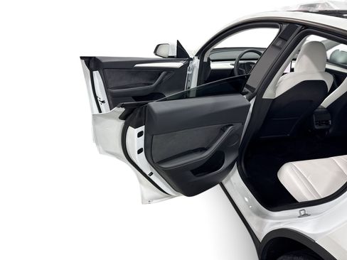 Certified 2023 Tesla Model Y Long Range AWD/4WD image 10