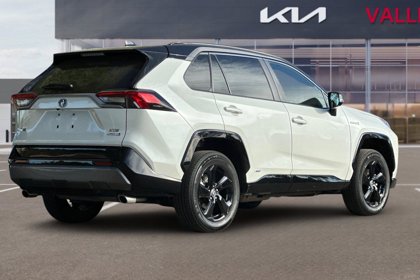 Used 2021 Toyota RAV4 XSE w/ XSE Grade Weather Package AWD/4WD image 4