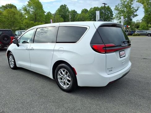 Used 2024 Chrysler Pacifica Touring-L FWD image 8