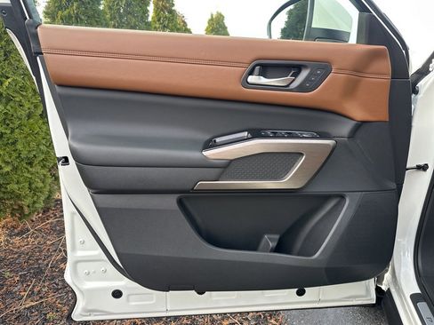 Used 2024 Nissan Pathfinder Platinum image 8