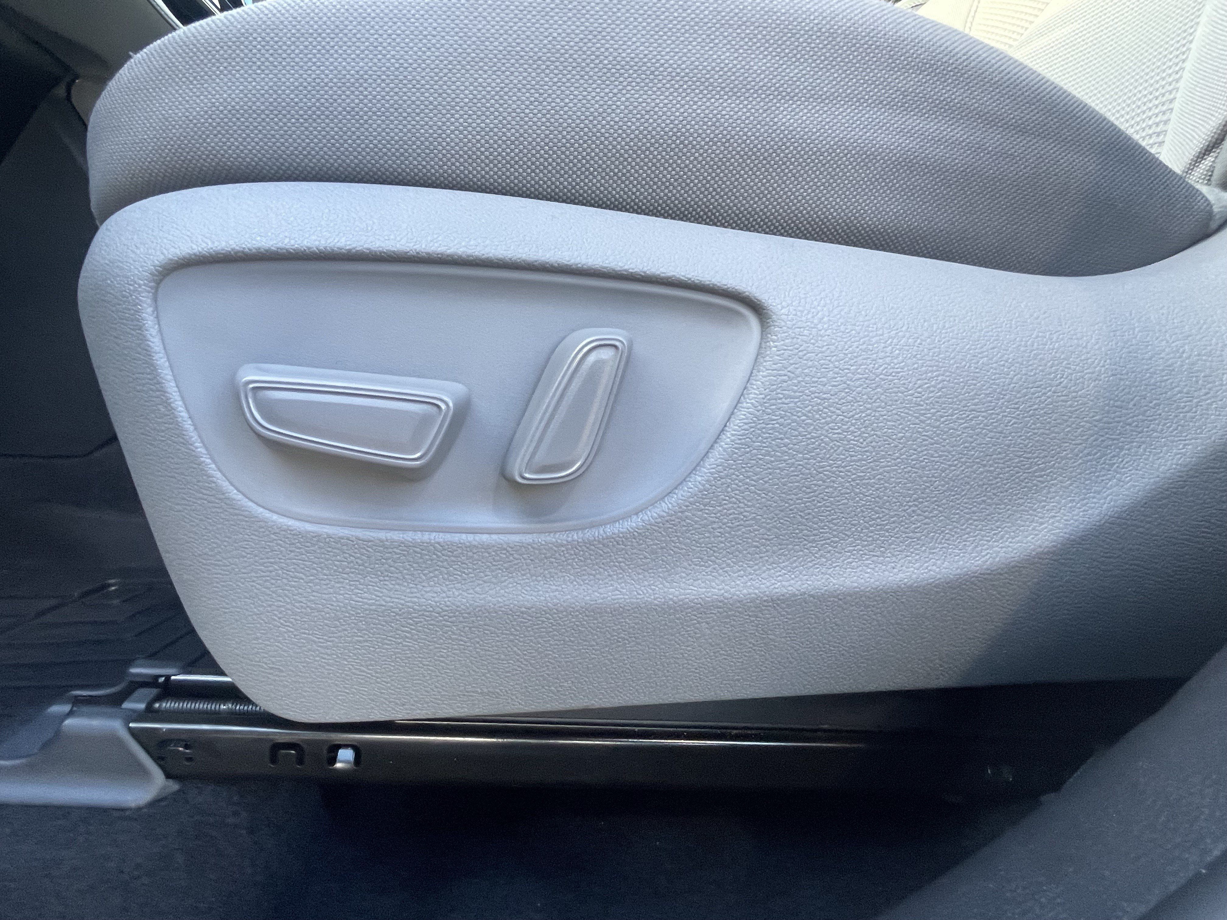 Used 2022 Toyota Highlander LE FWD image 24