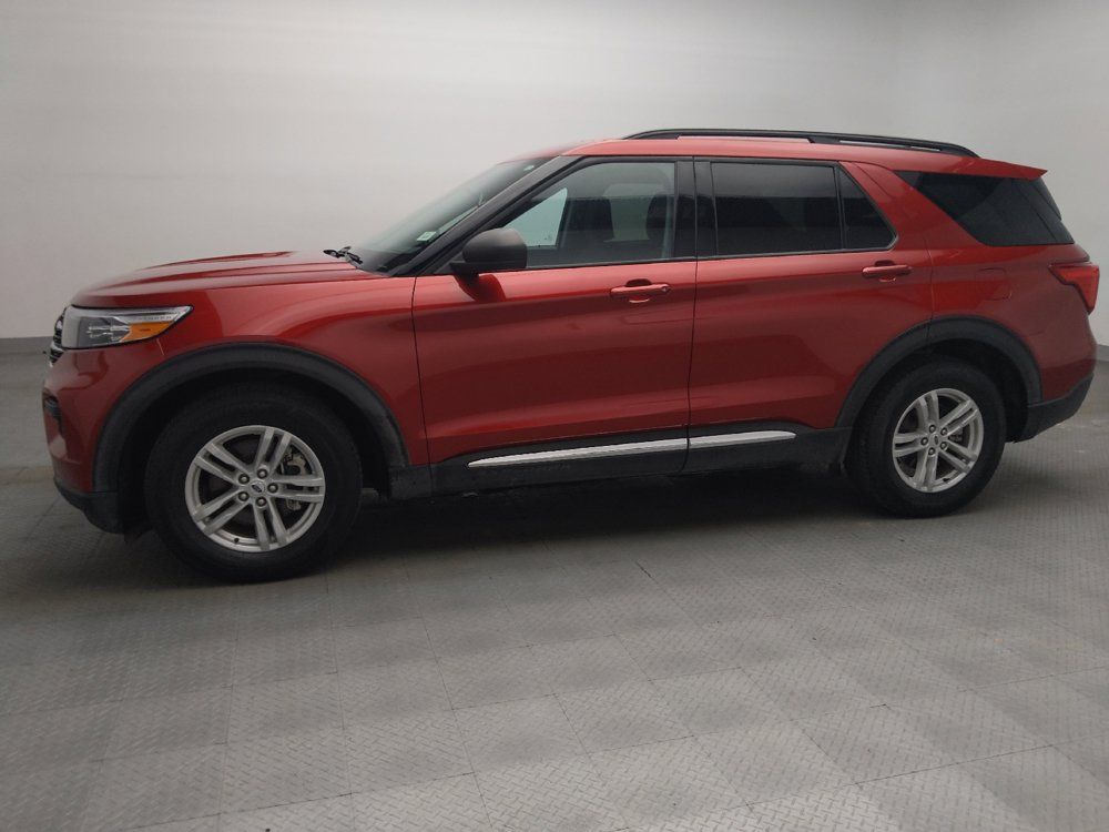 Used 2024 Ford Explorer XLT RWD image 2