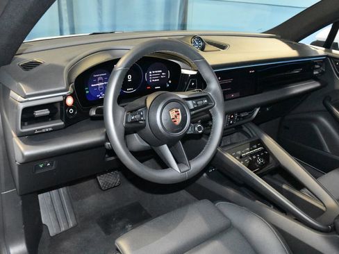 Certified 2025 Porsche Macan Electric image 5