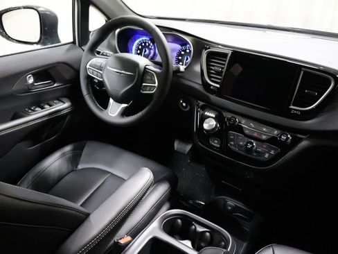 New 2026 Chrysler Voyager LX image 18