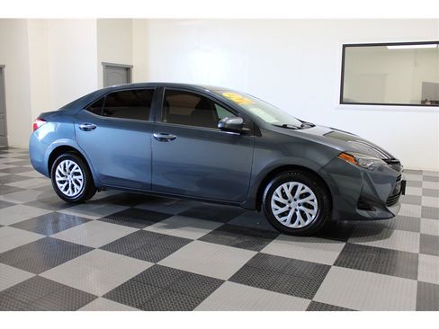 Used 2018 Toyota Corolla LE image 1