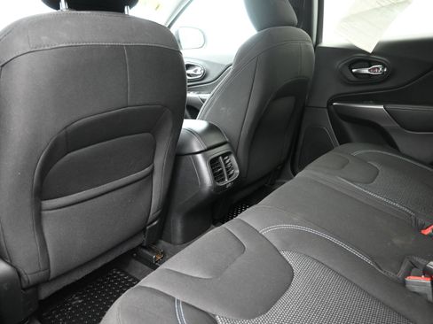 Used 2020 Jeep Cherokee Latitude w/ Cold Weather Group FWD image 21