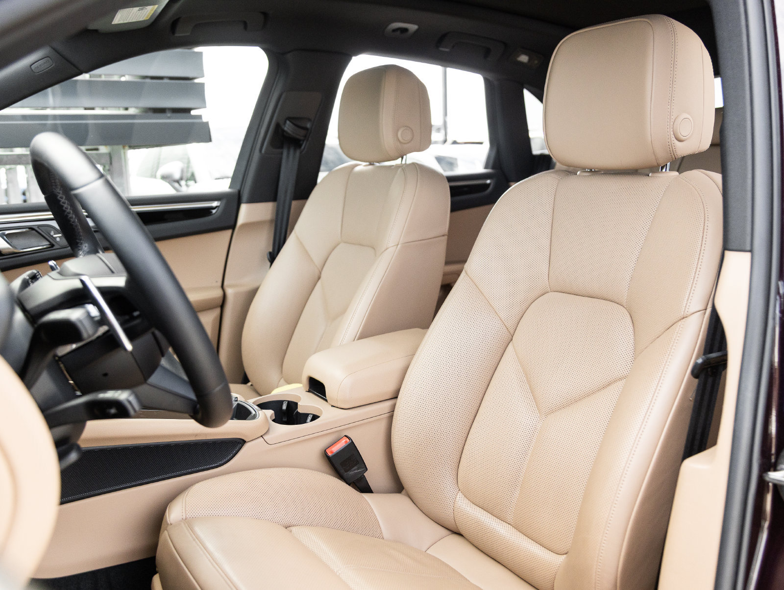 Certified 2024 Porsche Macan AWD/4WD image 5