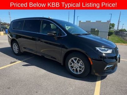 Used 2025 Chrysler Pacifica Select