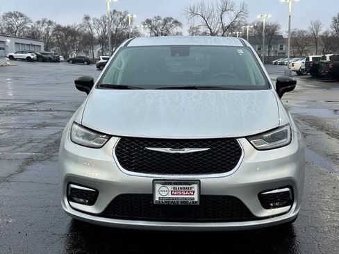 Used 2024 Chrysler Pacifica Touring-L image 2