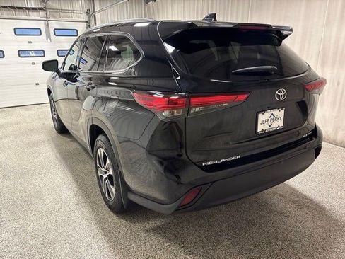Used 2021 Toyota Highlander XLE AWD/4WD image 6