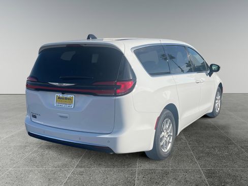 New 2026 Chrysler Pacifica Select image 5