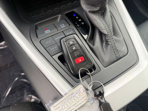 Used 2025 Toyota RAV4 XLE image 22