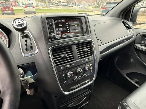 Used 2015 Dodge Grand Caravan SXT FWD image 17