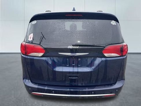 Used 2019 Chrysler Pacifica Touring-L image 3