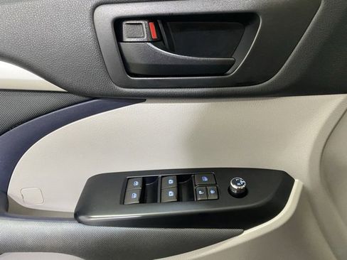 Certified 2017 Toyota Highlander LE image 14