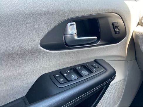 Used 2024 Chrysler Pacifica Touring-L FWD image 27