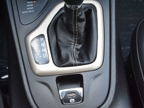 Used 2017 Jeep Cherokee Limited AWD/4WD image 33