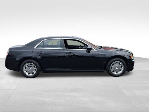 Used 2013 Chrysler 300 w/ Driver Convenience Group RWD image 7