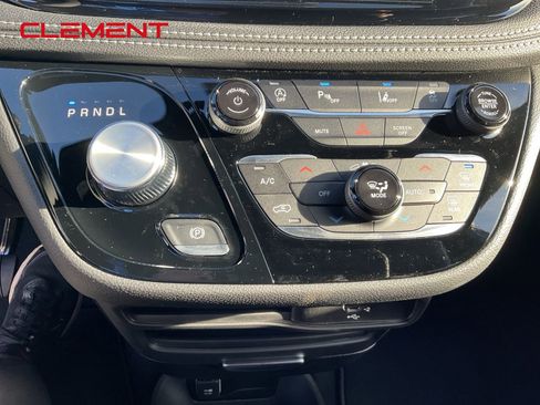 New 2026 Chrysler Pacifica Select image 12