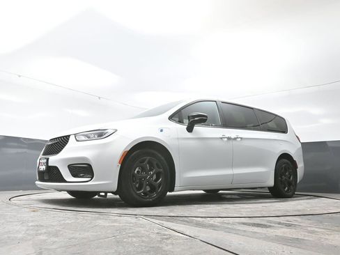 Used 2024 Chrysler Pacifica Select image 52