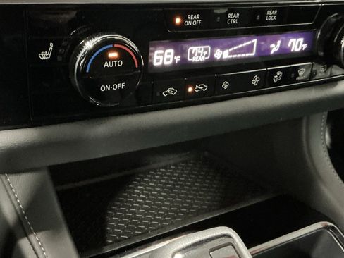 Used 2025 Nissan Pathfinder SV image 8