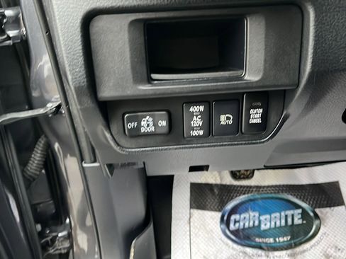 Used 2018 Toyota Tacoma TRD Sport image 11