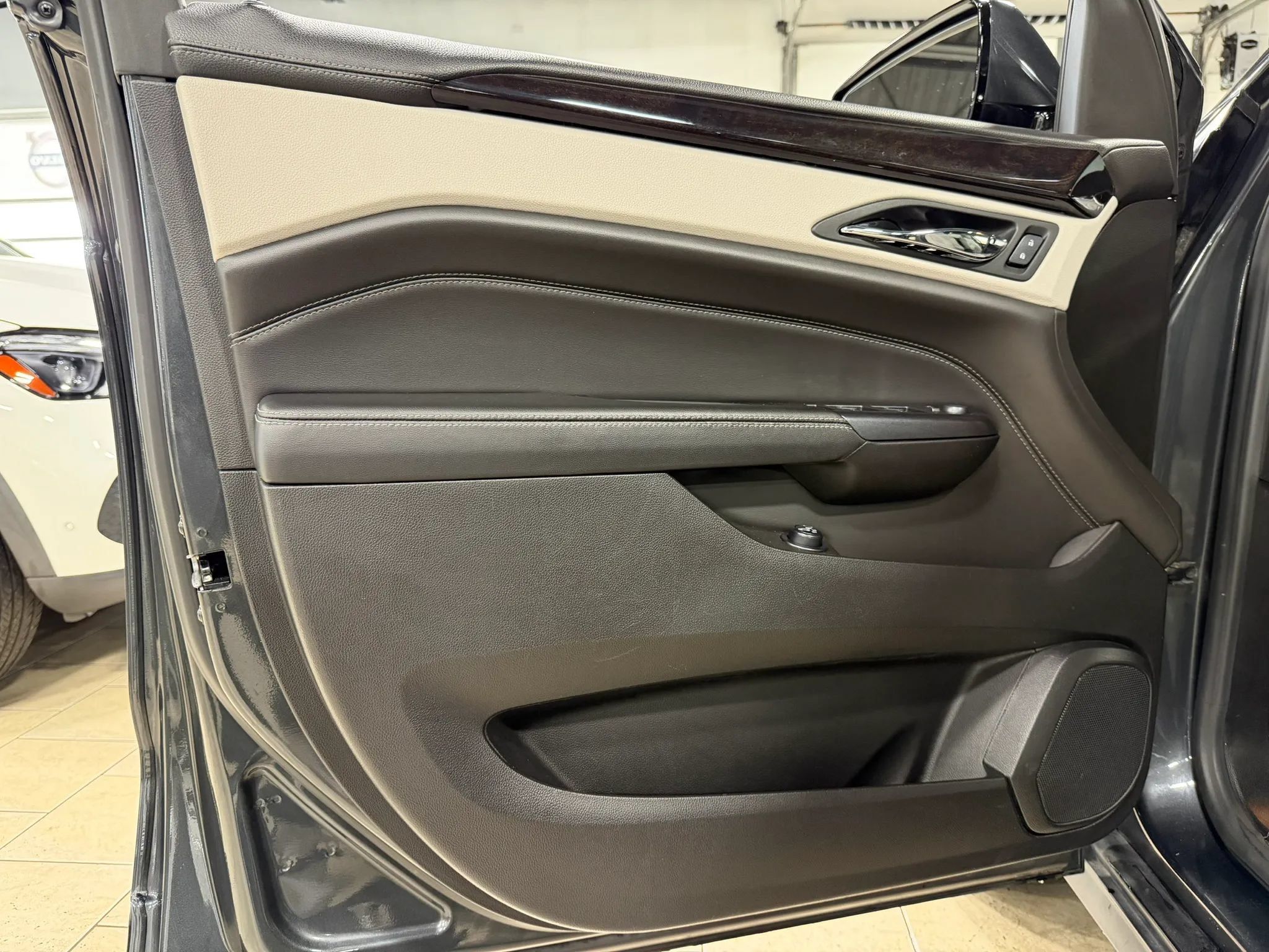 Used 2015 Cadillac SRX Luxury w/ Driver Awareness Package AWD/4WD image 33