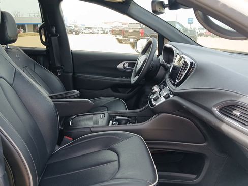 Used 2025 Chrysler Pacifica Limited image 39