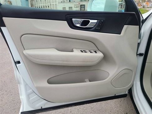 Used 2022 Volvo XC60 B5 Momentum image 16