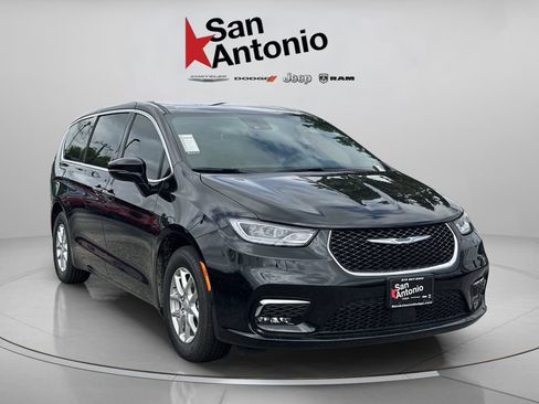 New 2026 Chrysler Pacifica Select FWD image 5