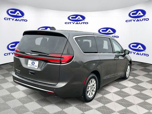 Used 2023 Chrysler Pacifica Touring-L image 3