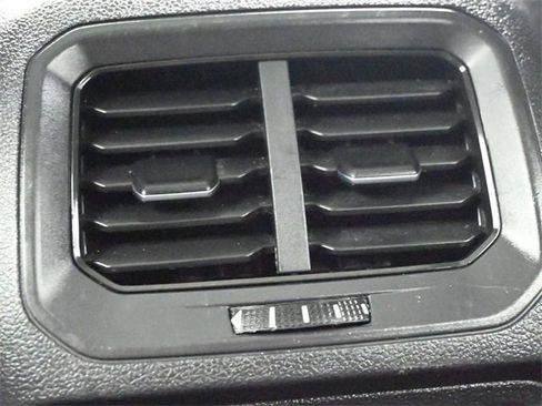 Used 2022 Volkswagen Tiguan SE image 15