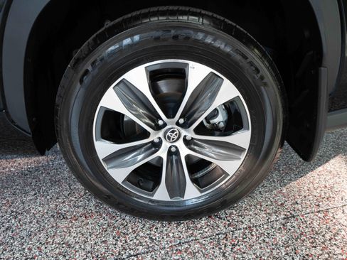 Used 2025 Toyota Highlander XLE image 30