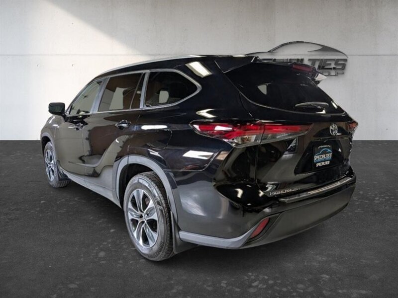 Used 2025 Toyota Highlander XLE AWD/4WD image 8