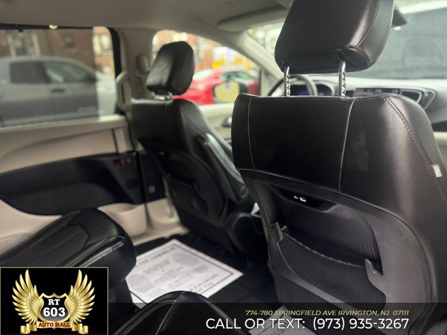 Used 2024 Chrysler Pacifica Touring-L FWD image 14