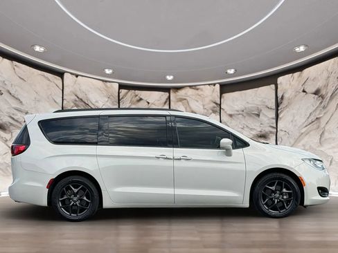 Used 2020 Chrysler Pacifica Touring-L w/ S Appearance Package FWD image 4