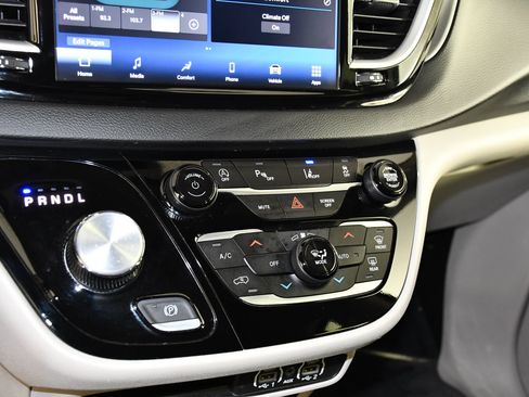 Used 2024 Chrysler Pacifica Touring-L FWD image 30