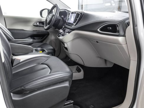 Used 2024 Chrysler Pacifica Limited FWD image 43