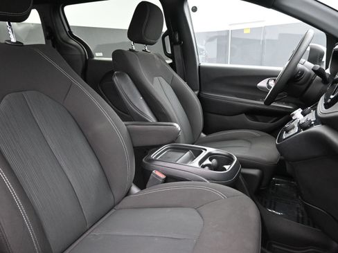Used 2023 Chrysler Pacifica Touring FWD image 26