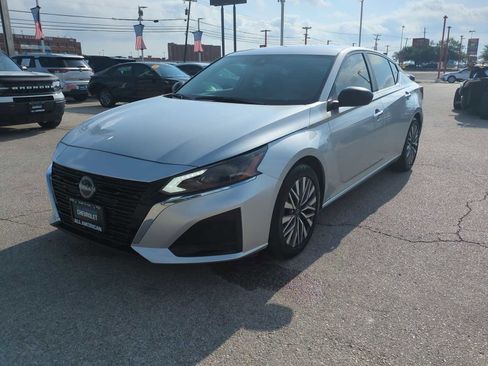 Used 2024 Nissan Altima 2.5 SV image 4