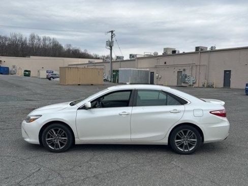 Used 2017 Toyota Camry SE image 2