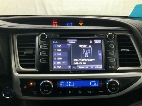 Used 2017 Toyota Highlander XLE image 28