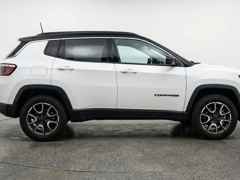 Used 2025 Jeep Compass Trailhawk AWD/4WD image 11