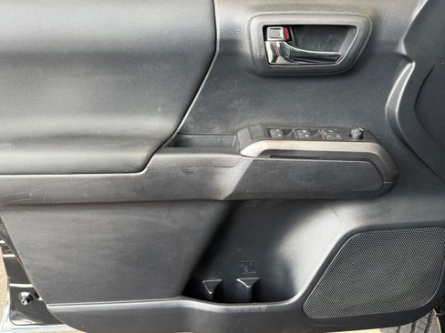 Used 2019 Toyota Tacoma TRD Sport AWD/4WD image 29