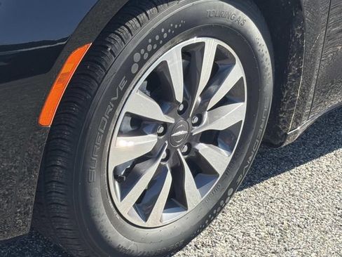 Used 2023 Chrysler Pacifica Touring-L FWD image 13