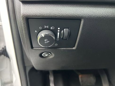Used 2019 Jeep Grand Cherokee Laredo AWD/4WD image 17