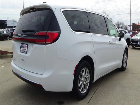 Certified 2025 Chrysler Pacifica Select image 6