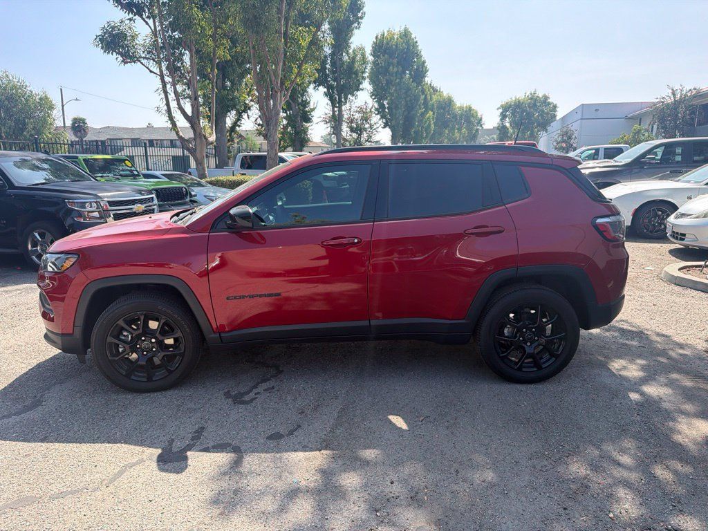 Used 2026 Jeep Compass Latitude AWD/4WD image 2