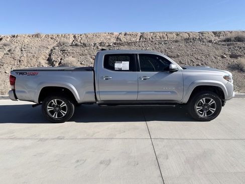 Used 2017 Toyota Tacoma TRD Off-Road image 5